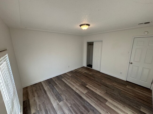 Building Photo - 536 Normandy Ln