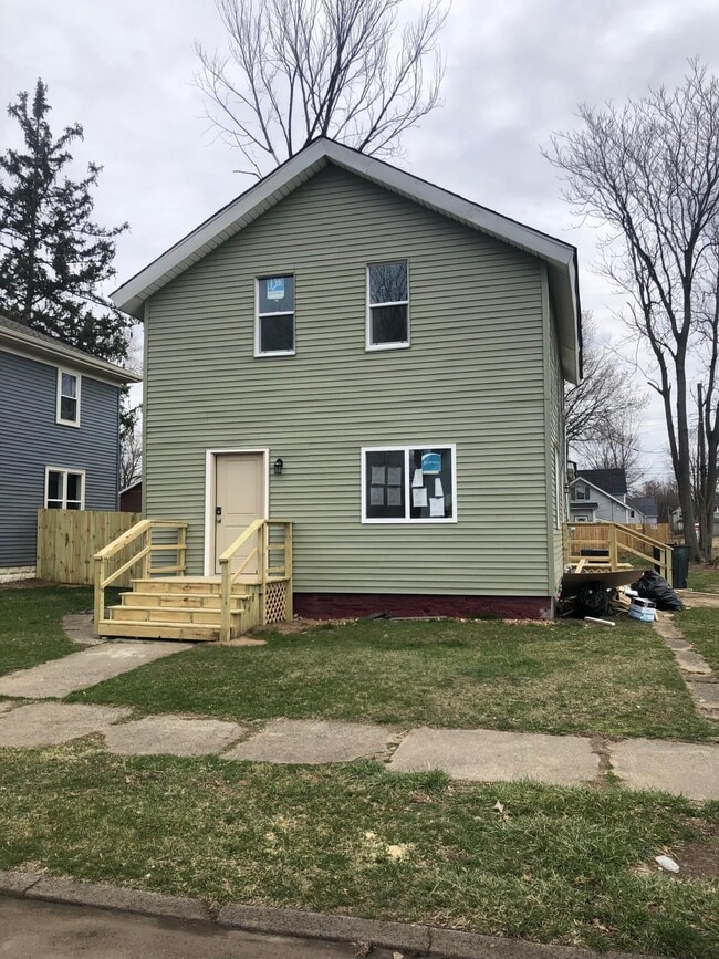 Building Photo - 820 Sherman Ave