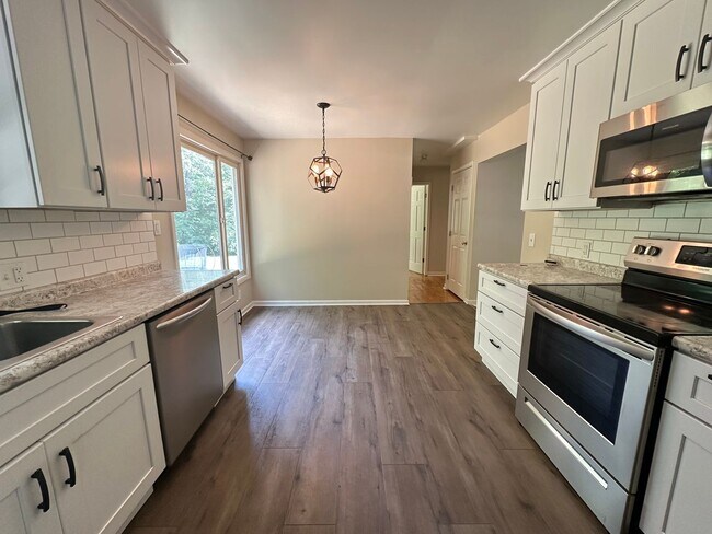 Building Photo - 4 bedroom home in Lowell Schools!