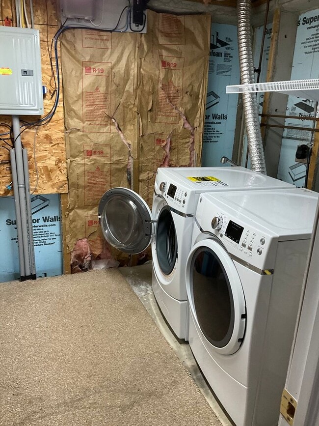 Building Photo - Large 3 Bedroom 2.5 bath townhome with additional finished room.