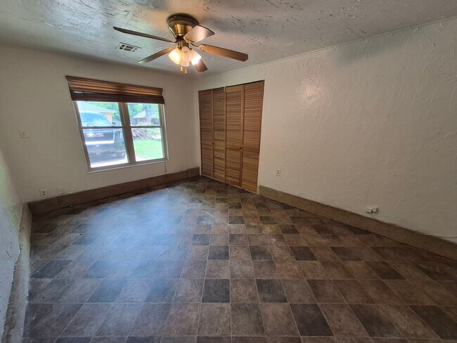 Building Photo - 225 Burke