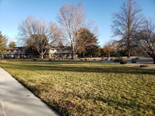 Building Photo - 2 Bedroom 1.5 Bath Townhome with Washer...