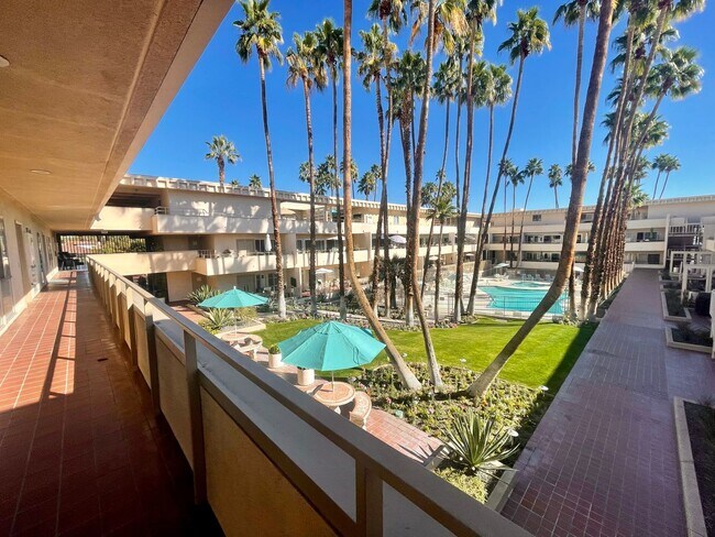 Building Photo - AVAILABLE NOW !! 2 Bedroom 2 Bathroom Cond...