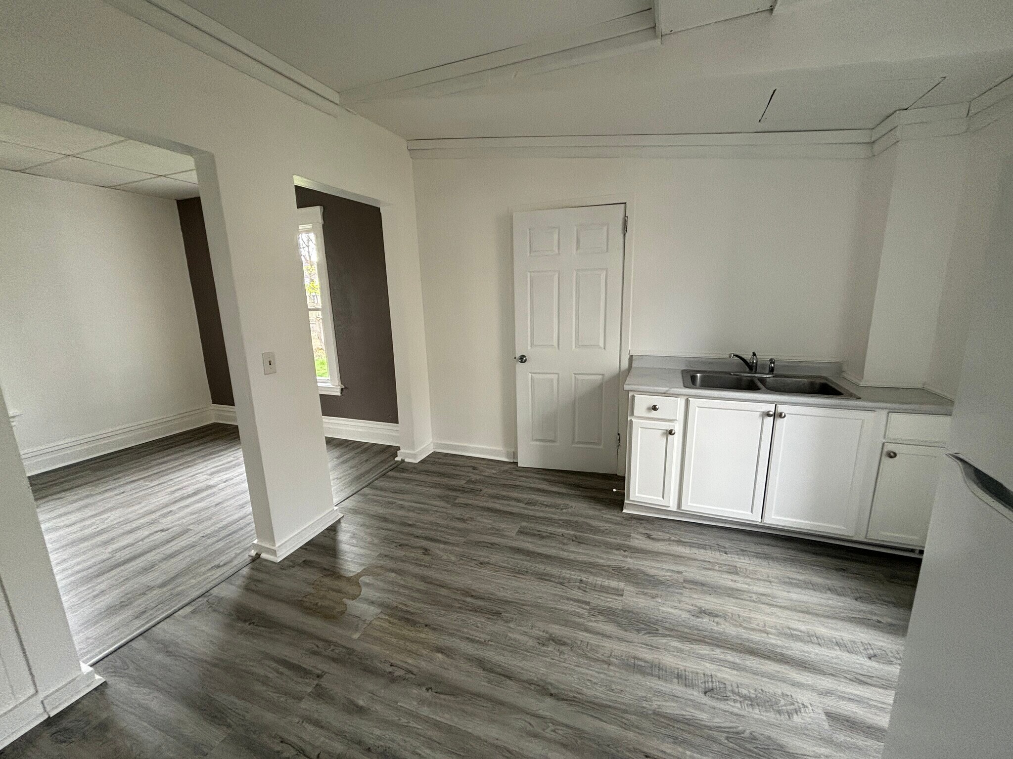 Building Photo - 633 W North St