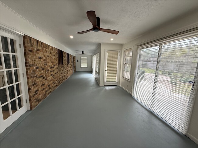 Building Photo - 25 Little John Ln