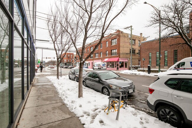 Building Photo - 2340 N California Ave