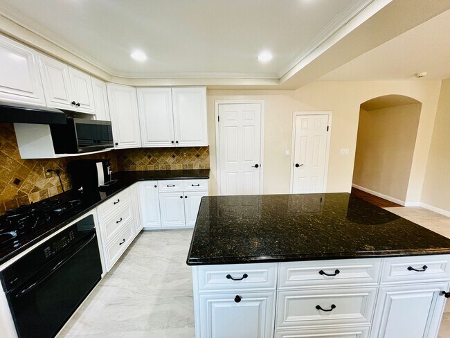 Building Photo - Beautiful 4 Bed 3 Bath + Huge Bonus Room A...