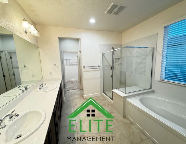 Building Photo - 2104 Westmeath Way