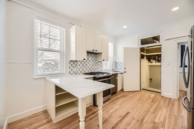 Building Photo - Beautiful 3-bedroom/2 bath unit in an Updated Victorian home in City Park! All utilities included...
