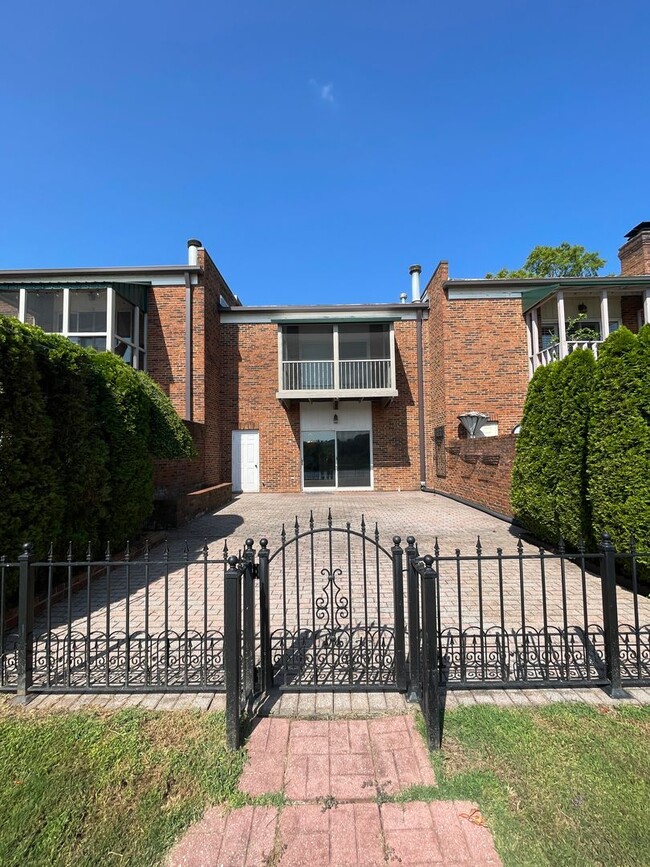 Building Photo - Gorgeous Townhome on the Tennessee River