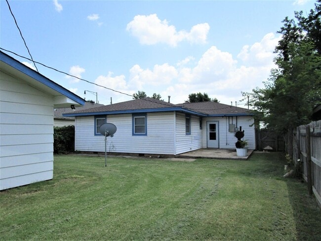 Building Photo - Covered Parking for 3 vehicles!