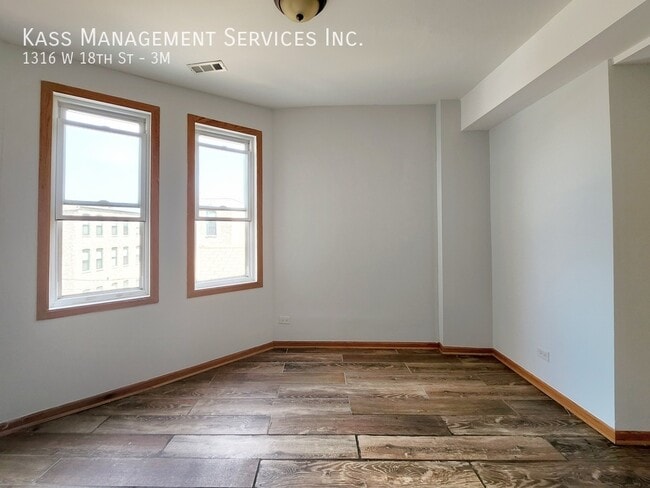 Building Photo - 1316 W 18th St