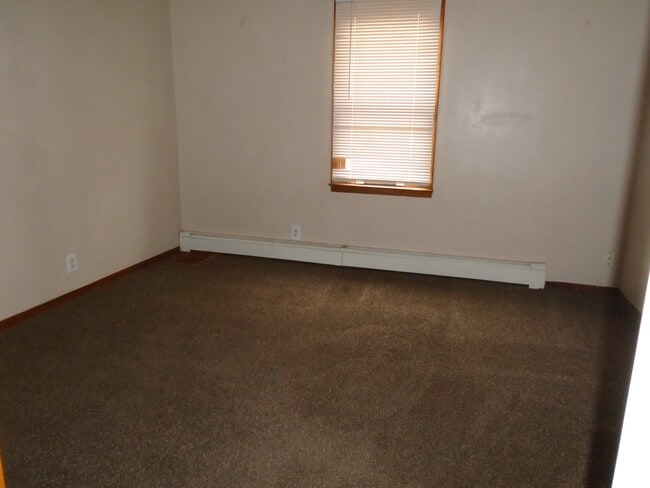 Building Photo - 221 Walnut St