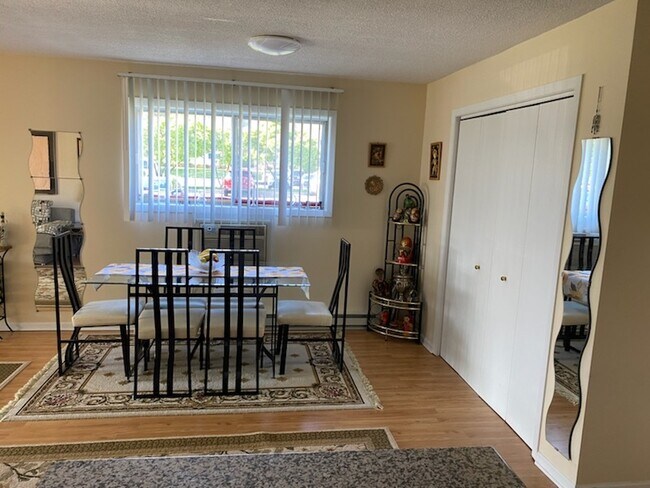 Building Photo - 1019 N Boxwood Dr