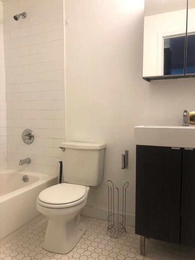 Building Photo - 370 W 52nd St