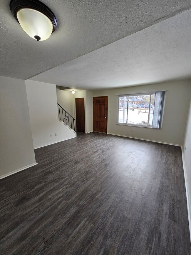 Building Photo - 3 Bedroom For Rent in Seven Hills