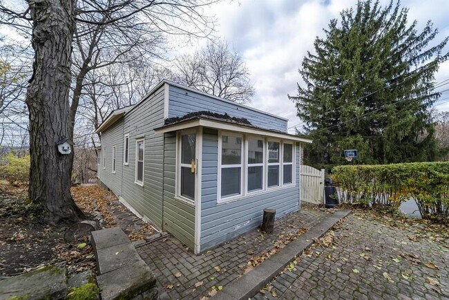 Building Photo - 11 Mann Ave