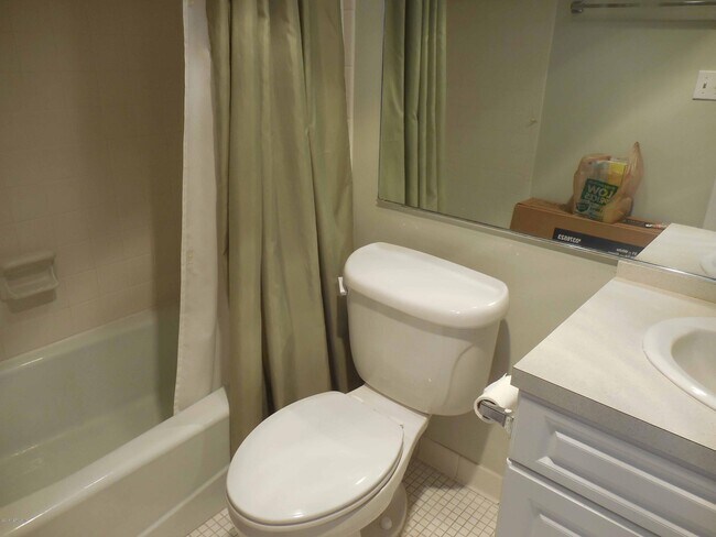 Building Photo - 903 Ocean Dr S