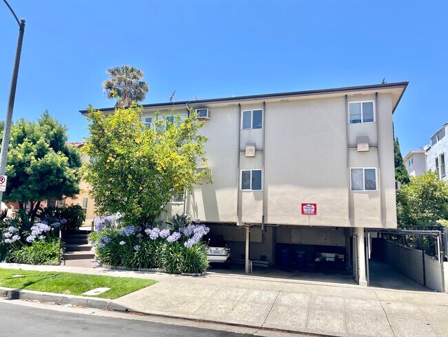 Primary Photo - 925 S Holt Ave