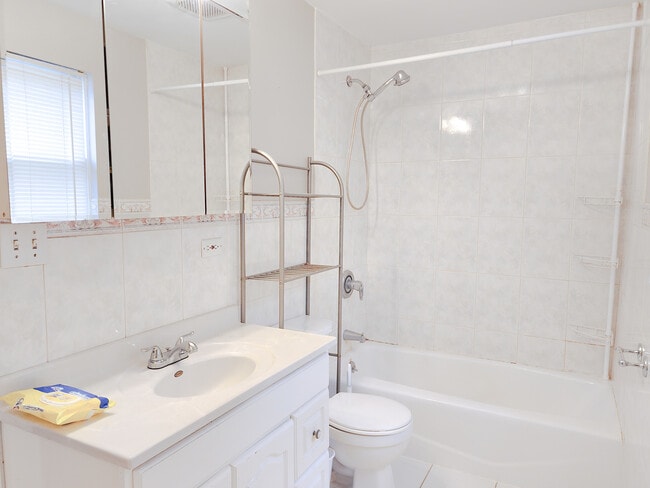 Building Photo - 1634 W Huron St