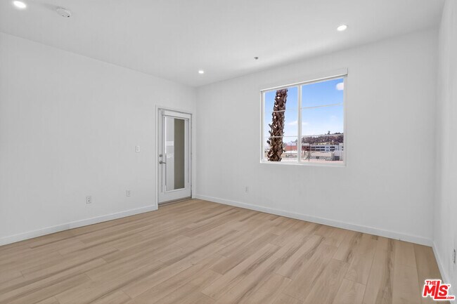 Building Photo - 360 W Ave 26