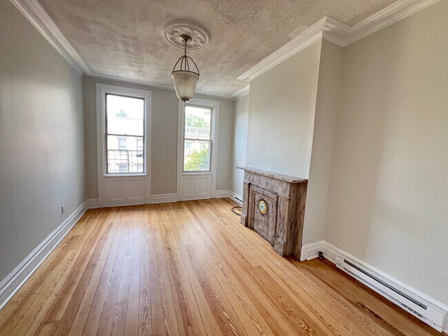 Building Photo - 492 Monmouth St
