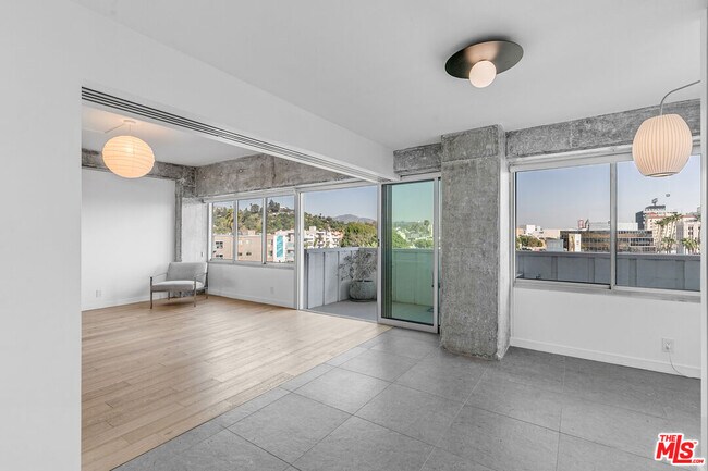 Building Photo - 7135 Hollywood Blvd