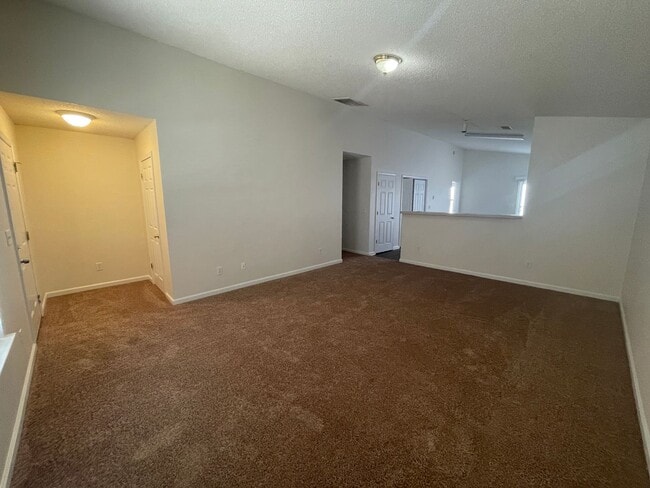 Building Photo - 3 bedroom home available in Oak Pointe sub...