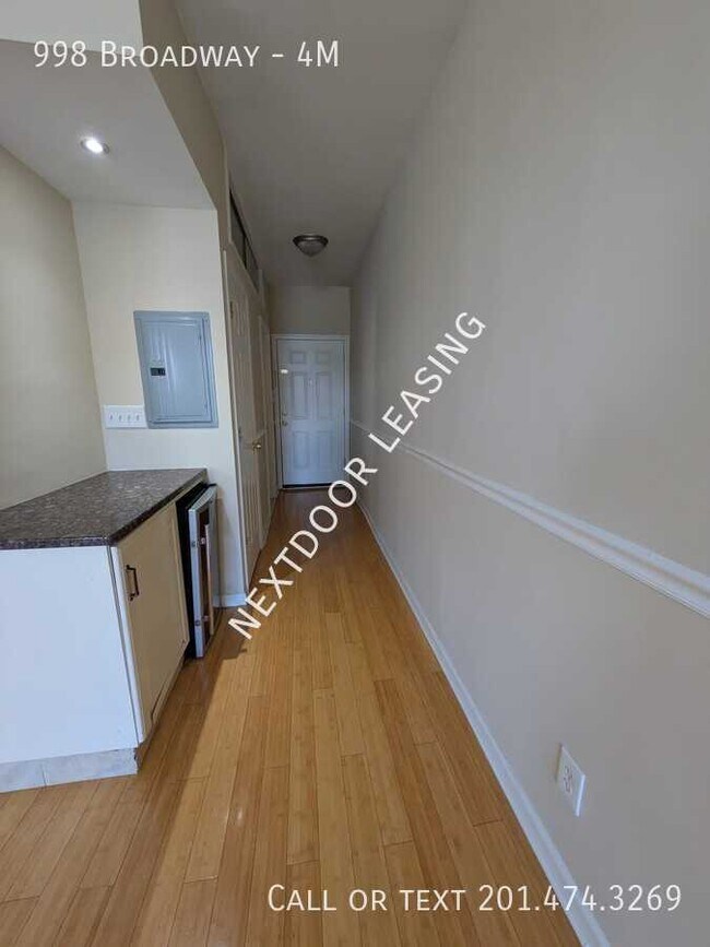 Building Photo - 998 Broadway-4M