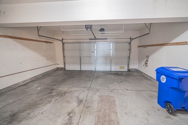 Building Photo - 3-Bedroom Home with Fresh Paint in Creekside of Valencia!