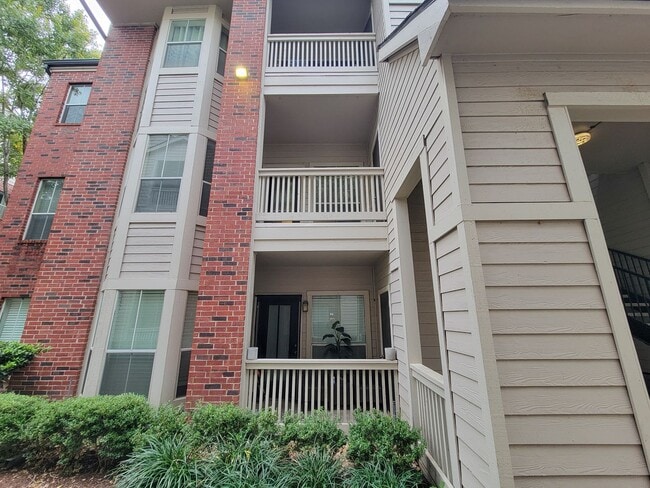 Building Photo - Beautifully Updated 2-Bedroom, 1-Bath Condo!