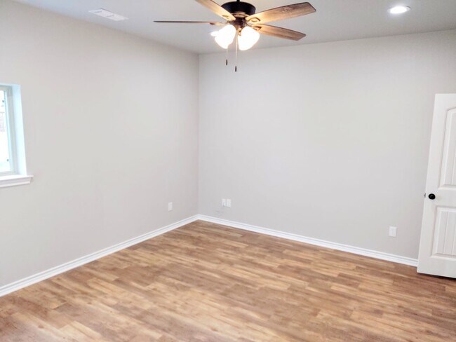 Building Photo - Newly constructed 3/2/1 in Sanger