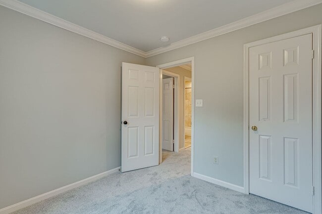 Building Photo - Fantastic townhome in Alexandria