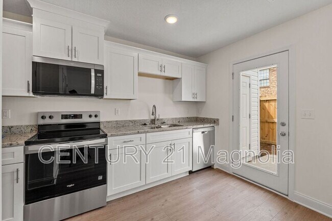 Building Photo - 2219 Archer Ln