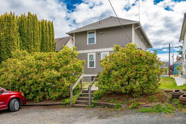 Building Photo - Sought-after 5-Bedroom Pet Friendly Home i...