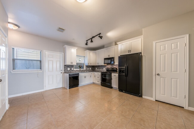 Building Photo - 2218 Naomi St