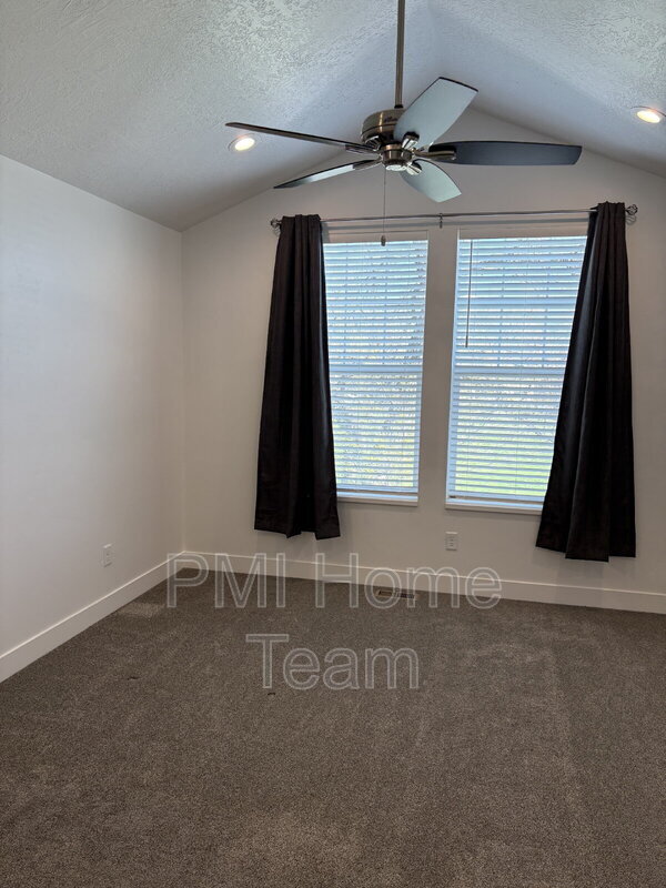 Building Photo - 614 W Cozy Ln