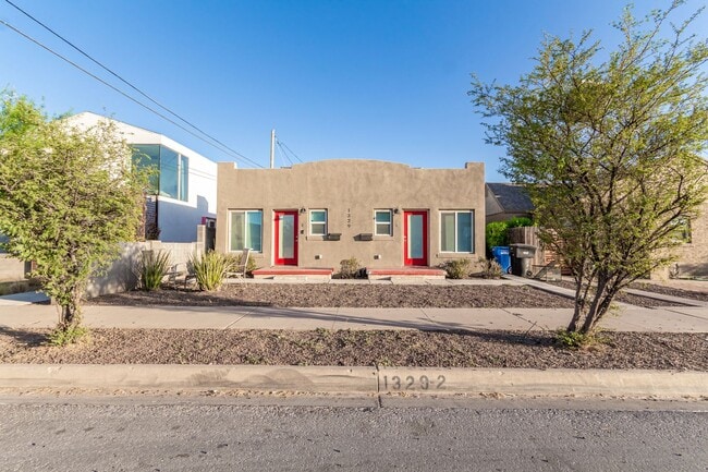 Building Photo - Ultimate City Living in Phoenix