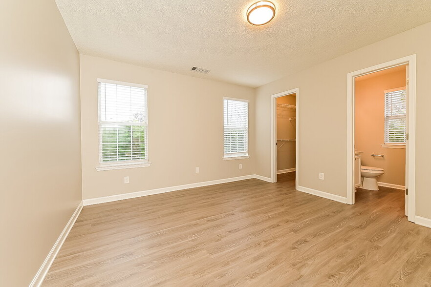 Building Photo - 604 Fieldcrest Dr