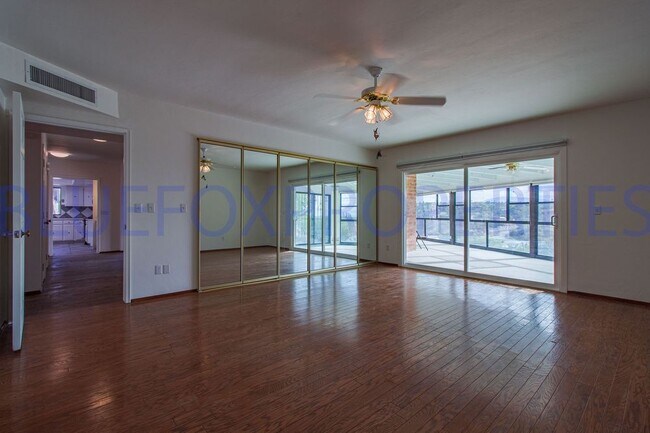 Building Photo - Stunning home off Sunrise and Swan!