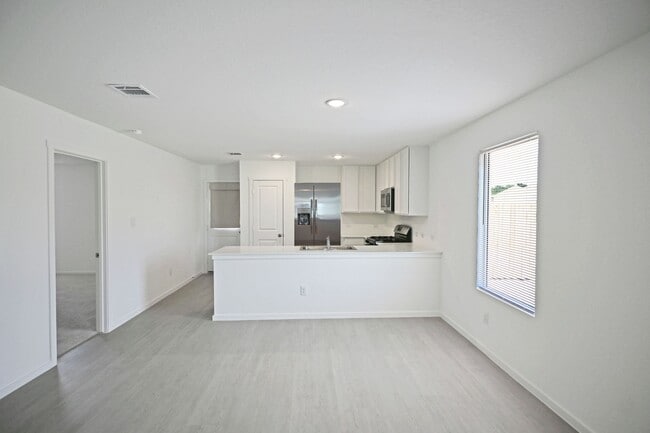 Building Photo - 729 Meadow Dr