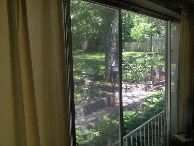Building Photo - Large brick home, 3 fireplaces, Raytown sc...