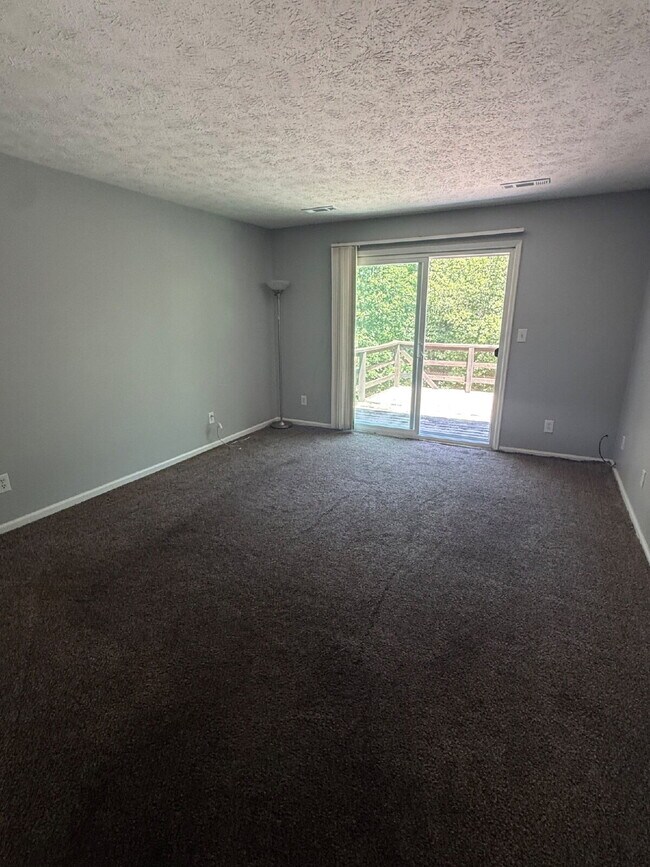 Building Photo - 2 Bedroom 1 Bathroom Apartment in Madison Heights with off street parking.