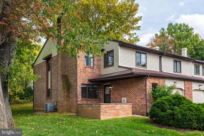 Building Photo - 201 Fairfax Ct