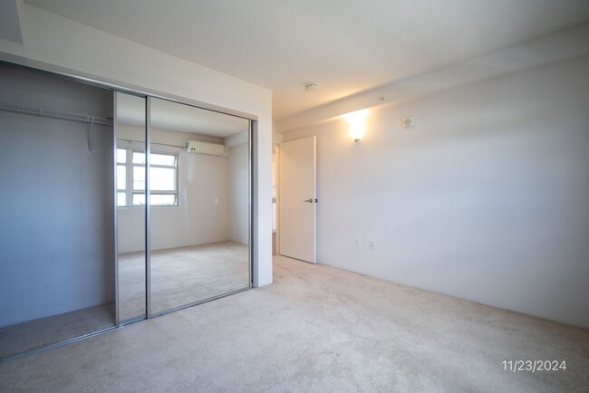 Building Photo - KAKAAKO Panoramic Views 1BR/1BA with Washe...