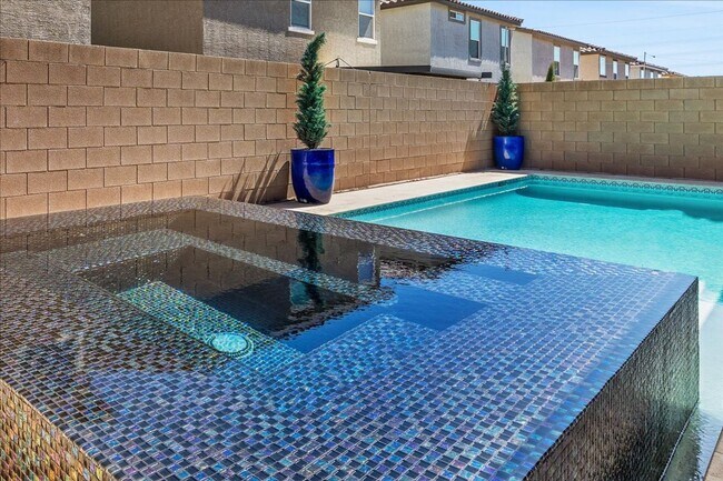 Building Photo - 7014 Solano Cyn Ave