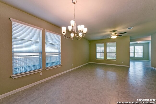 Building Photo - 3 Bed 2.5 Bath