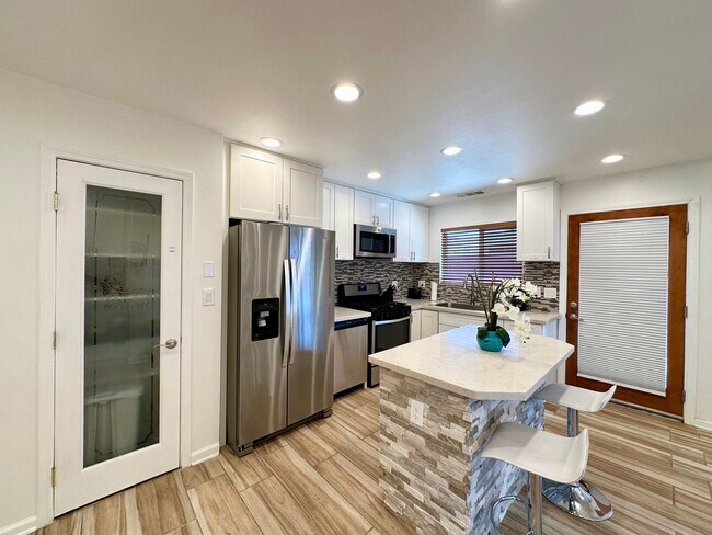 Building Photo - AVAILABLE NOW!! 3 BEDROOM 3 BATHROOM HOME IN JOSHUA TREE!