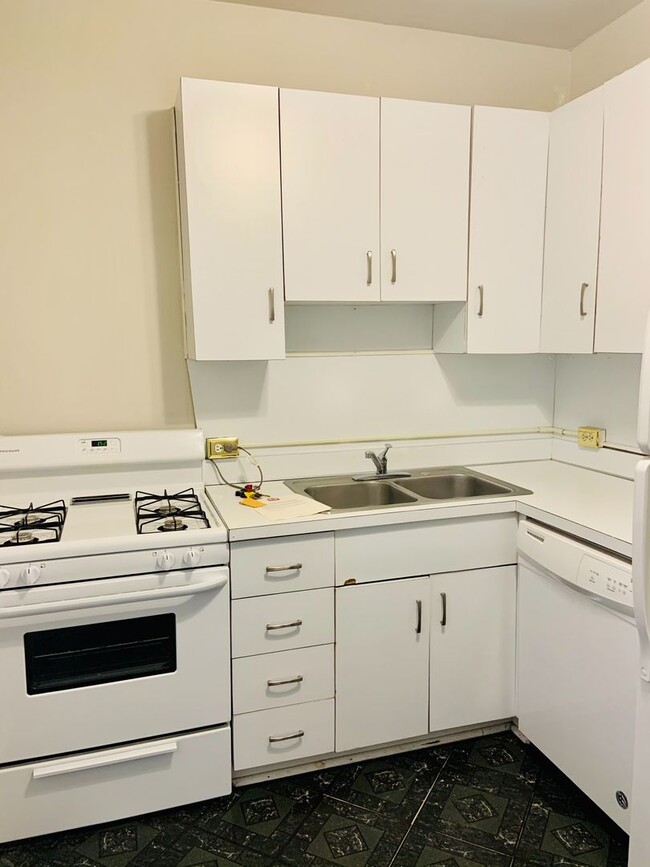 Building Photo - 1 BR, 3rd floor Apartment in Downtown Greensboro, Water & Heat Included