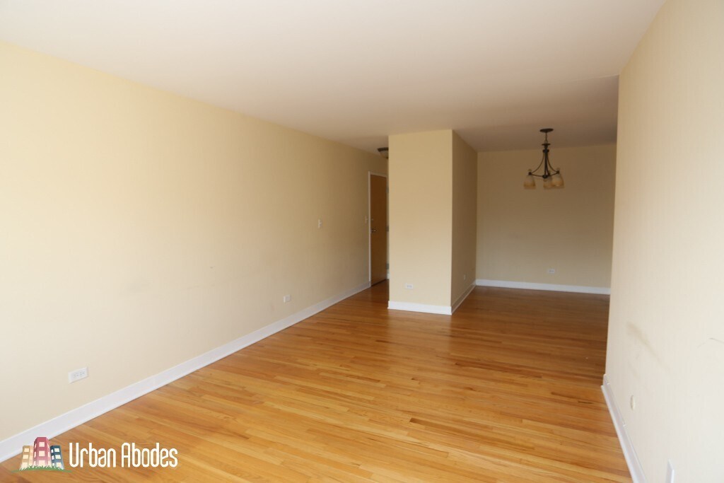 Building Photo - 637 W Wrightwood Ave
